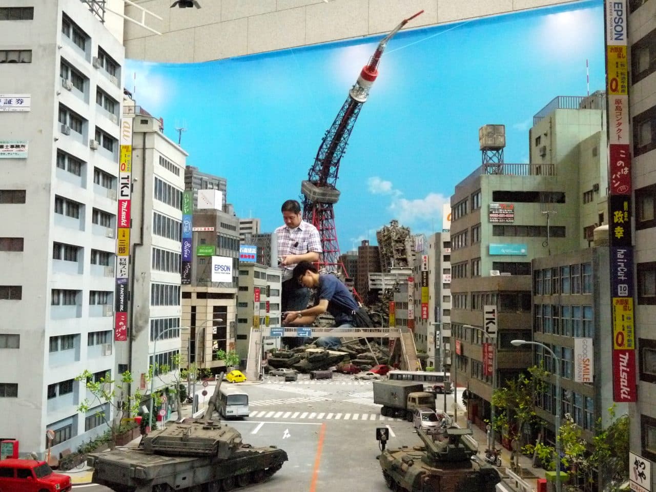 Miniatuurstad met een geknakte zendmast, tanks en vernielde gebouwen, gebouwd voor tokusatsu-opnames
