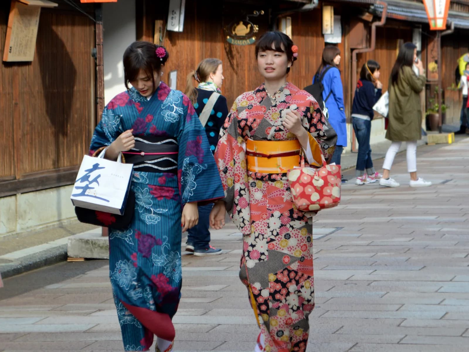Vrouwen in kimono op de Nibancho-straat in Kanazawa